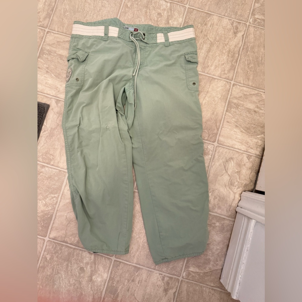 Old Navy Capris
Size 10 
Color: green 
Worn 5 times
Per and smoke free